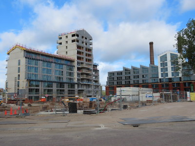 850709 Gezicht op de bouw van twee appartementencomplexen met 167 huurappartementen op de Wilhelminawerf in de ...